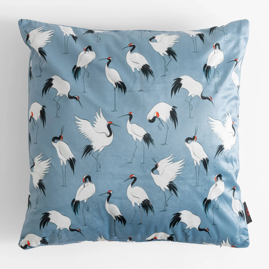 Niebieska, gładka poszewka z grafiką żurawi po jednej stronie