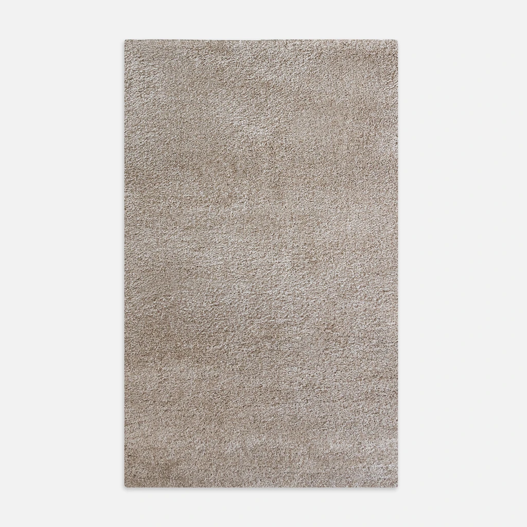 Dywanik beżowy FURRY 60x100 cm wykonany z przędzy polipropylenowej.