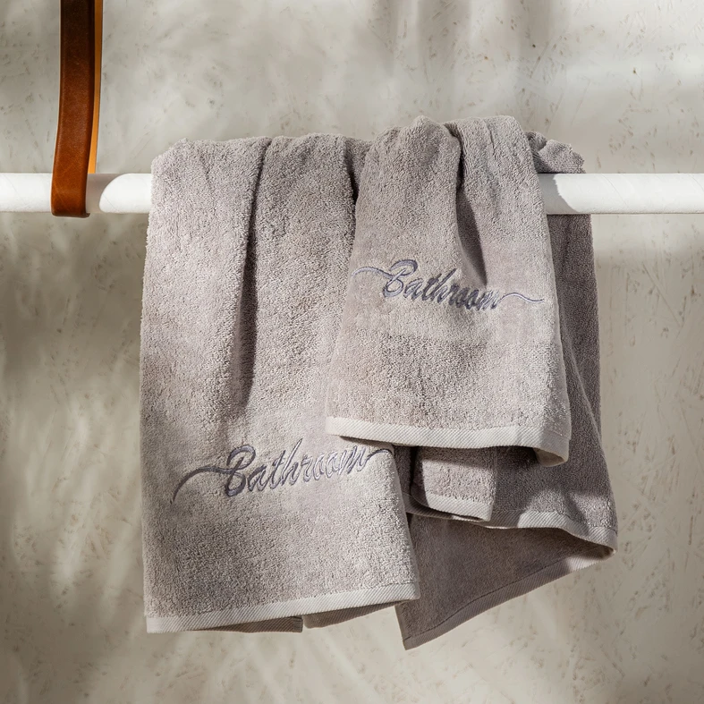 Bavlnený uterák vo svetlosivej farbe FERRO 50x90 cm