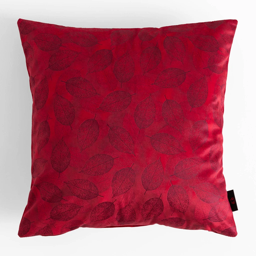 Czerwona welurowa poszewka z roślinnym motywem