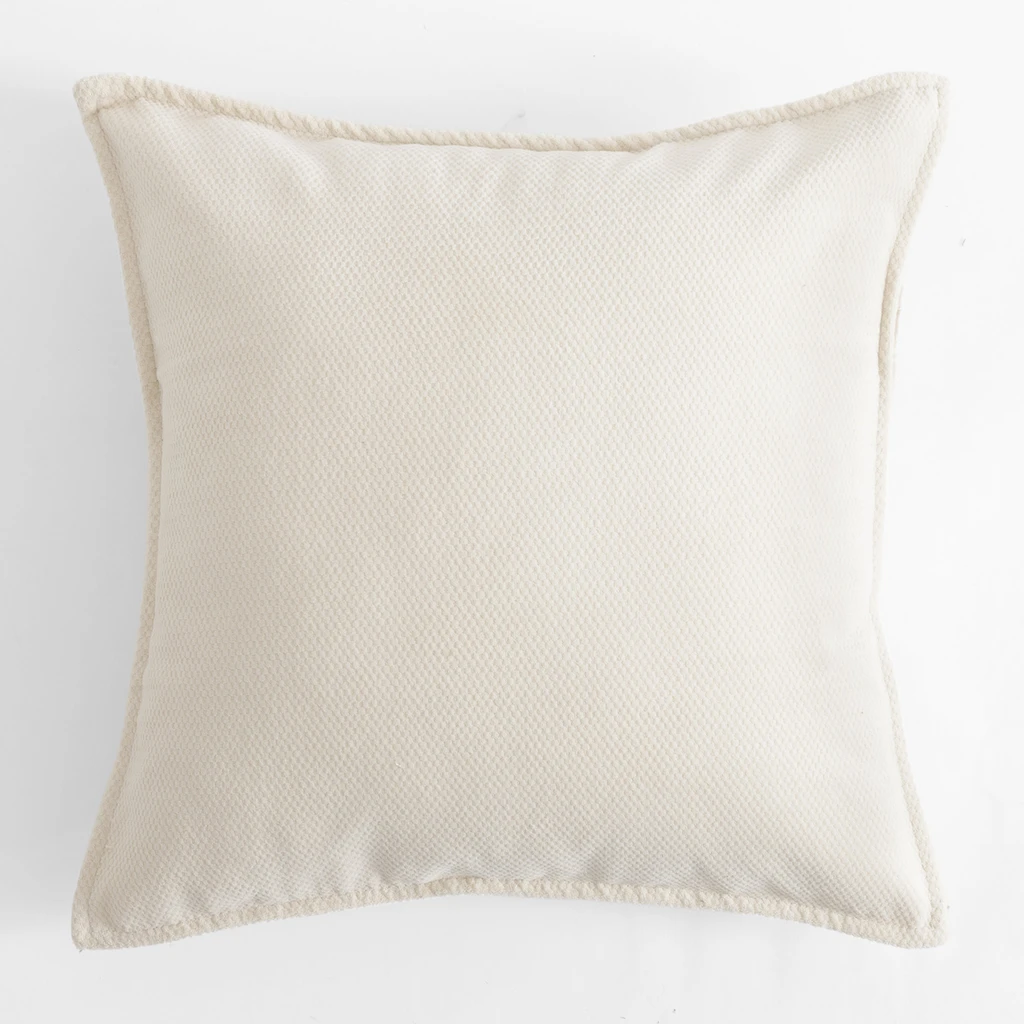 Kremowa poszewka ozdobna z zamkiem