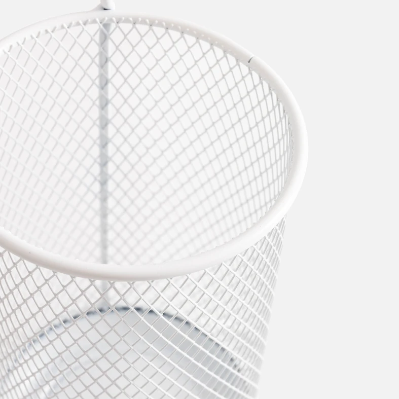 Detal, biały, metalowy koszyk z siatki zwieńczony talerzem. 
