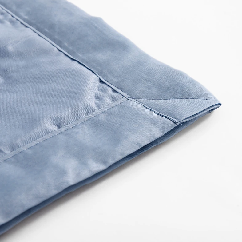 Niebieska narzuta na łóżko