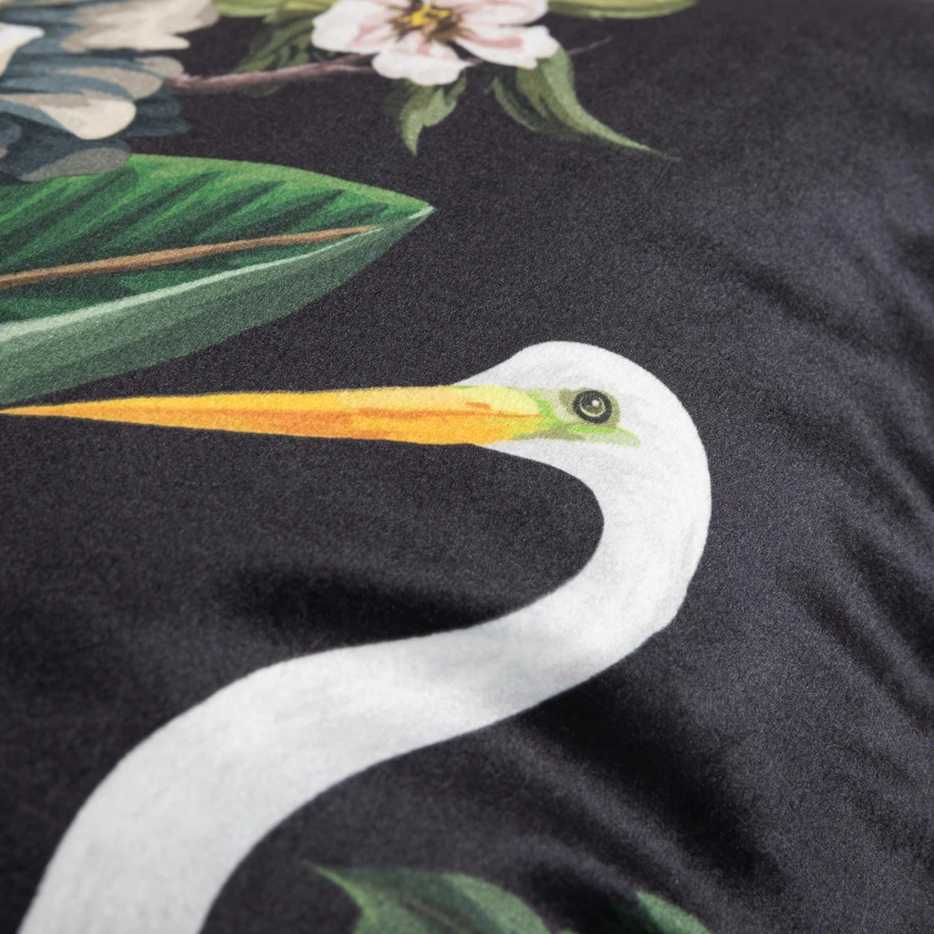 Czarna poszewka z przyrodniczym motywem kwiatów i ptaków