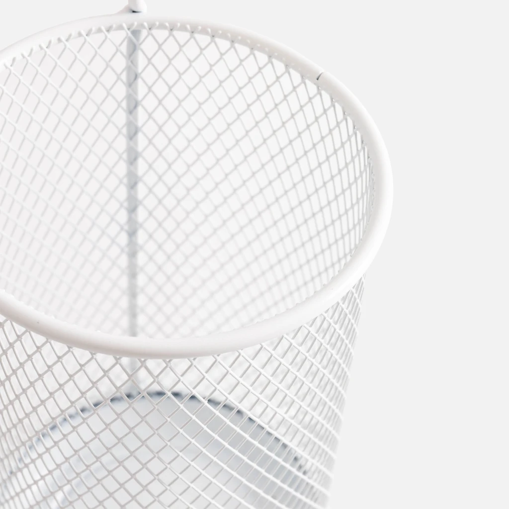 Detal, biały, metalowy koszyk z siatki zwieńczony talerzem. 