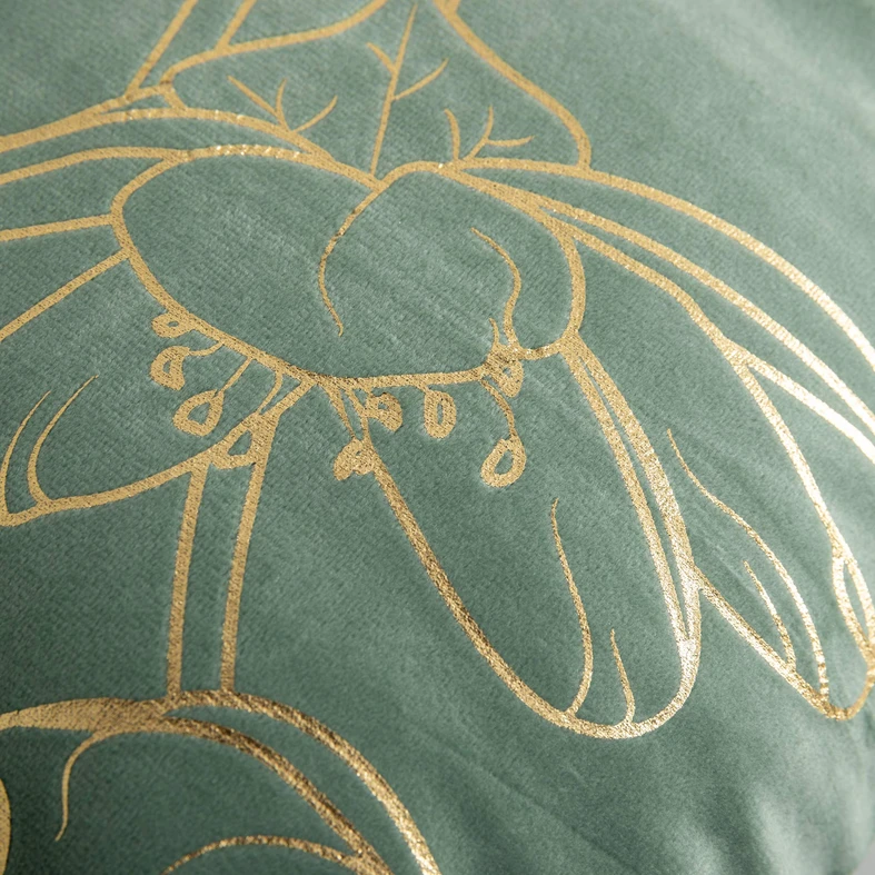 Miętowa poszewka welurowa z roślinnym, kwiatowym wzorem o złotym kolorze