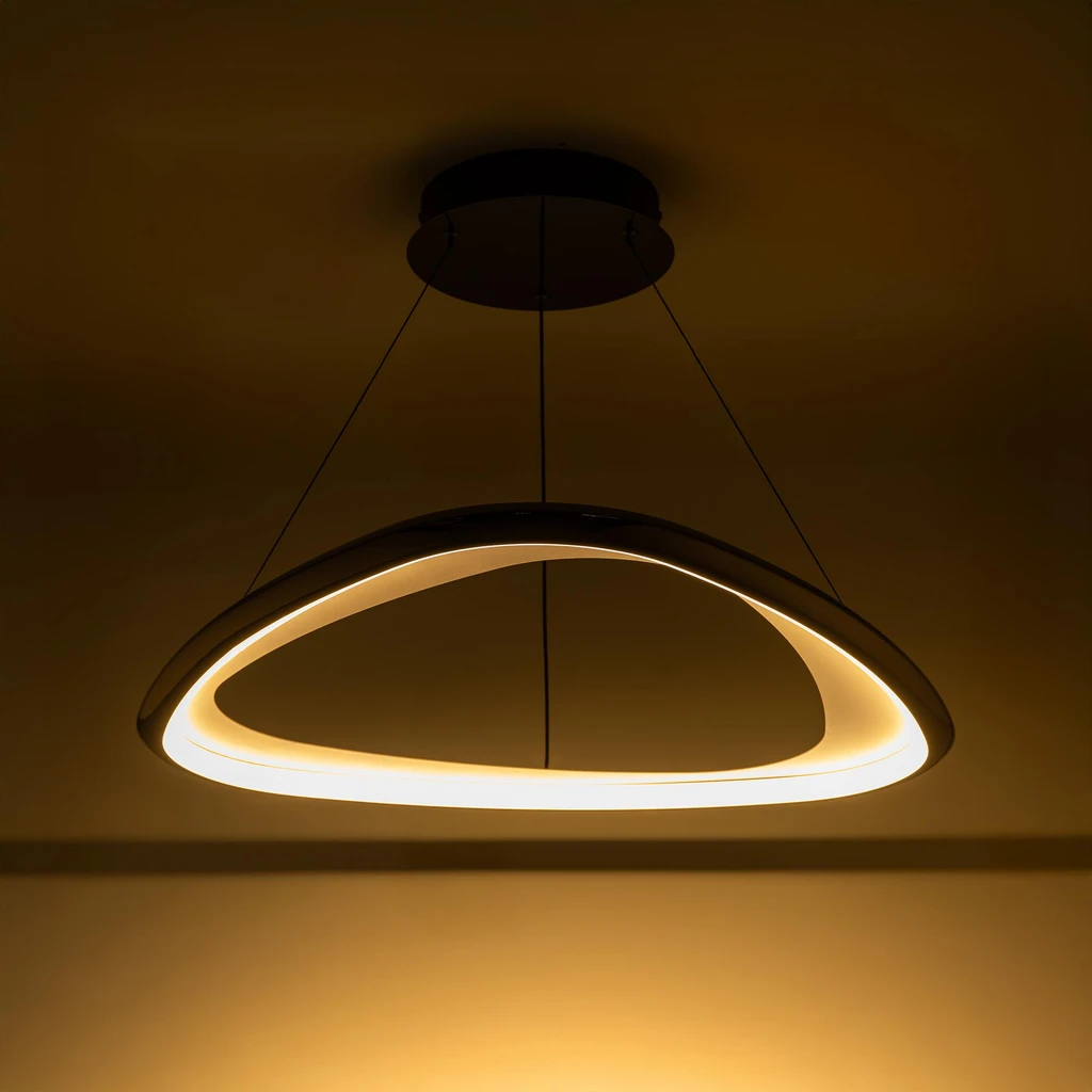 Lampa wisząca GETAFE idealnie sprawdza się w pomieszczeniach z wysokim sufitem. Przy średnicy 65 cm, jej maksymalna długość zawieszenia wynosi 150 cm.