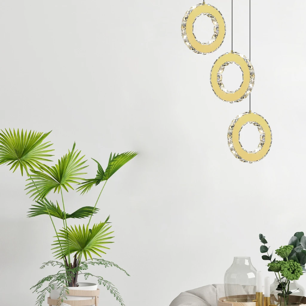 GIRONA zwraca uwagę fantazyjnym, przyjemnym dla oka kształtem pierścienia.