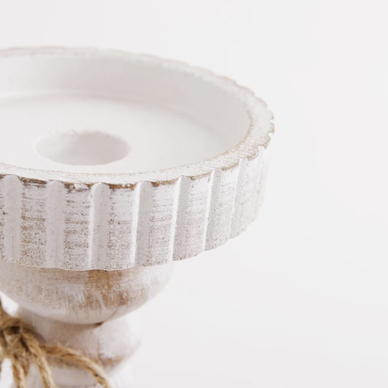 Biały świecznik na jedną świecę