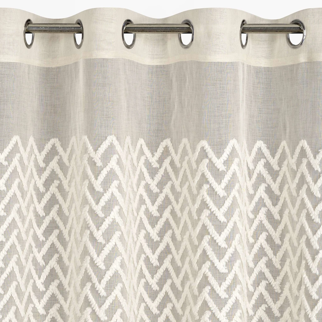 Beżowa zasłona na przelotkach z geometrycznym motywem