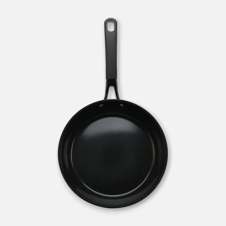 Czarna patelnia na gaz i indukcję