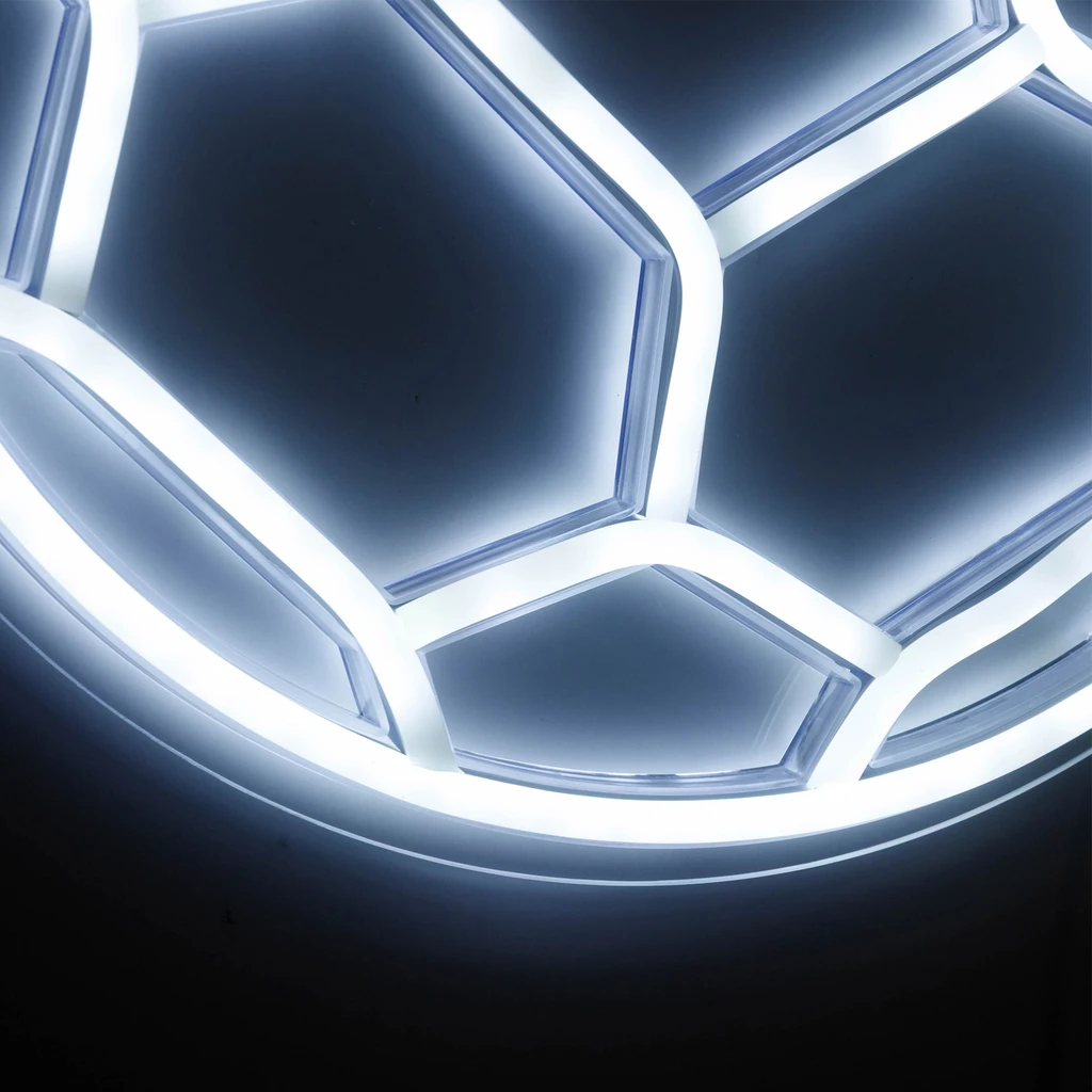 Barwa światła to zimna biel o temperaturze 7600K.