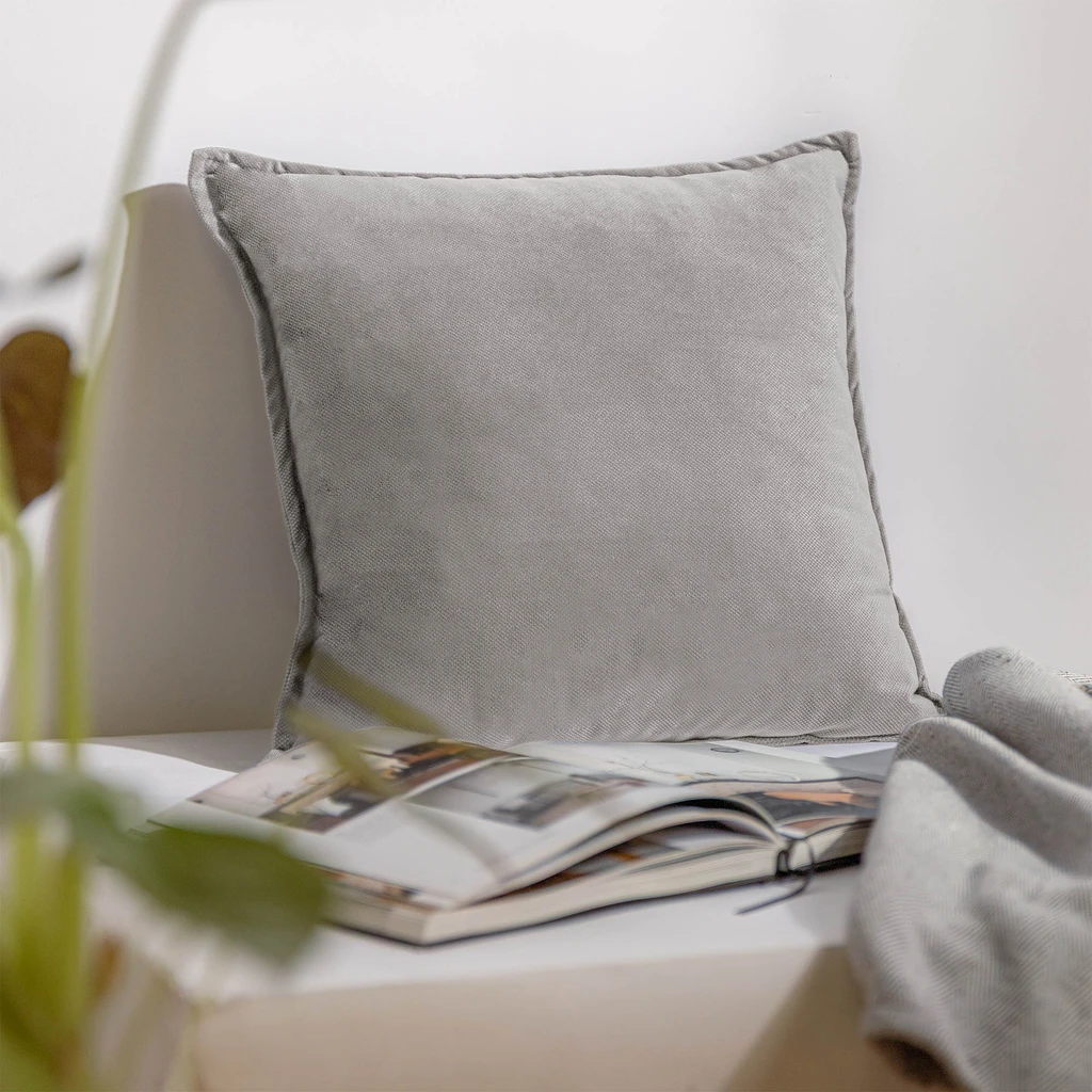 Svetlosivá obliečka na vankúš GIGI 45x45 cm