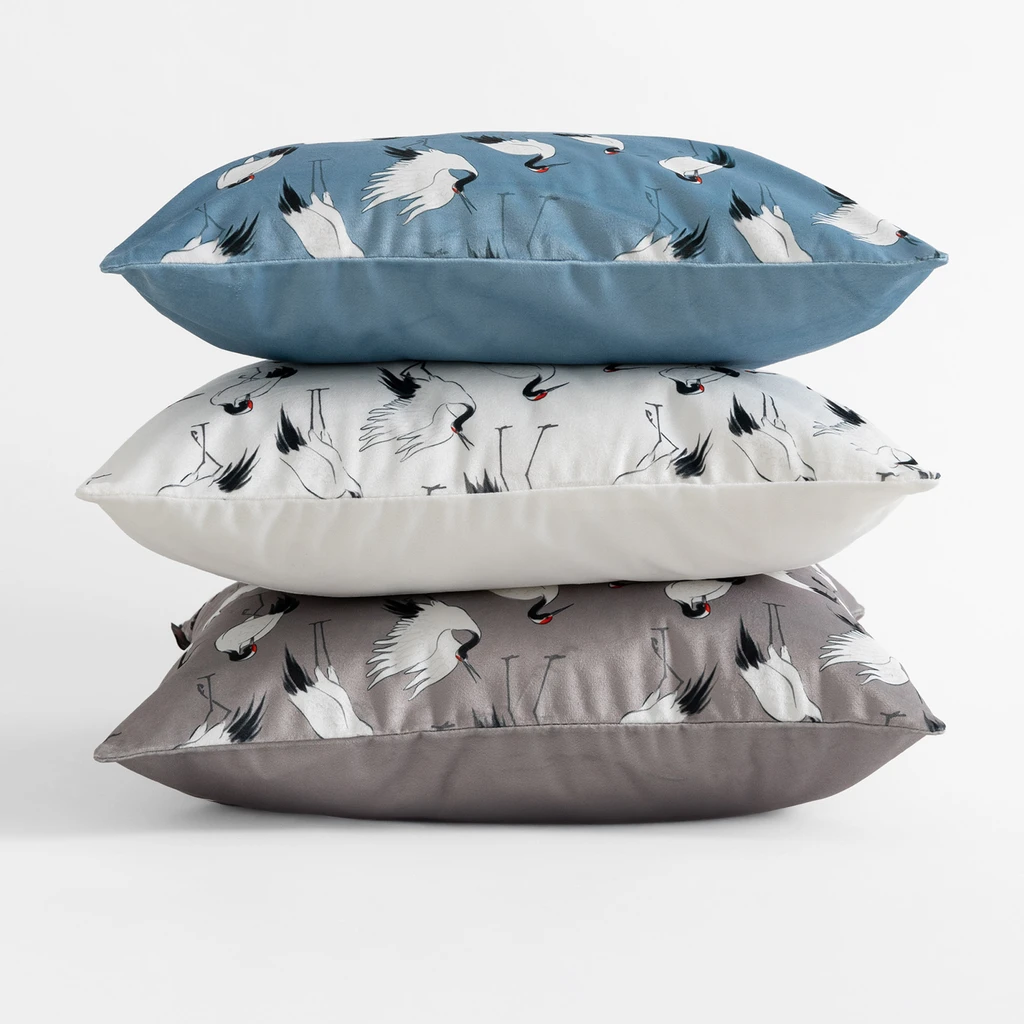 Gładkie poszewki w kolorze niebieskim, białym, szarym z grafiką żurawi po jednej stronie