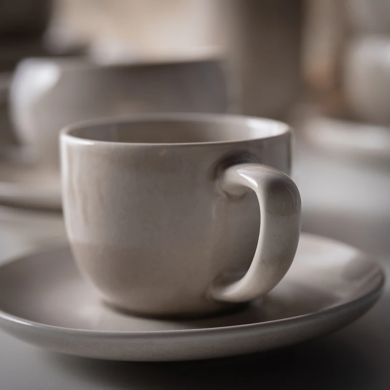 Filiżanka ze spodkiem w piaskowym odcieniu.