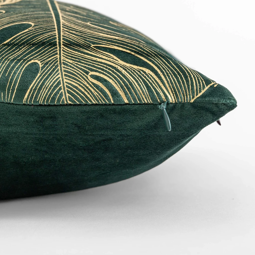 Ciemnozielona welurowa poszewka ze złotym wzorem monstery