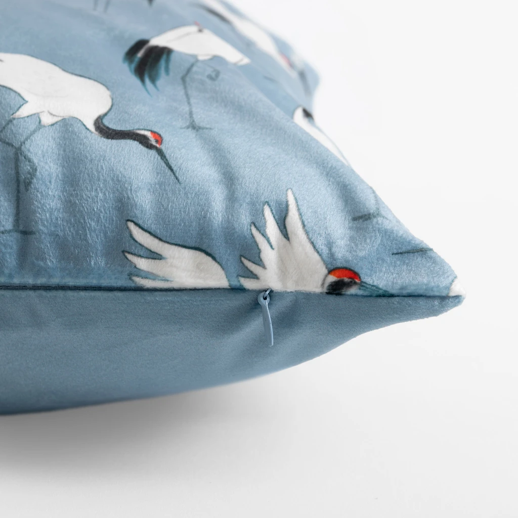 Niebieska, gładka poszewka z grafiką żurawi po jednej stronie