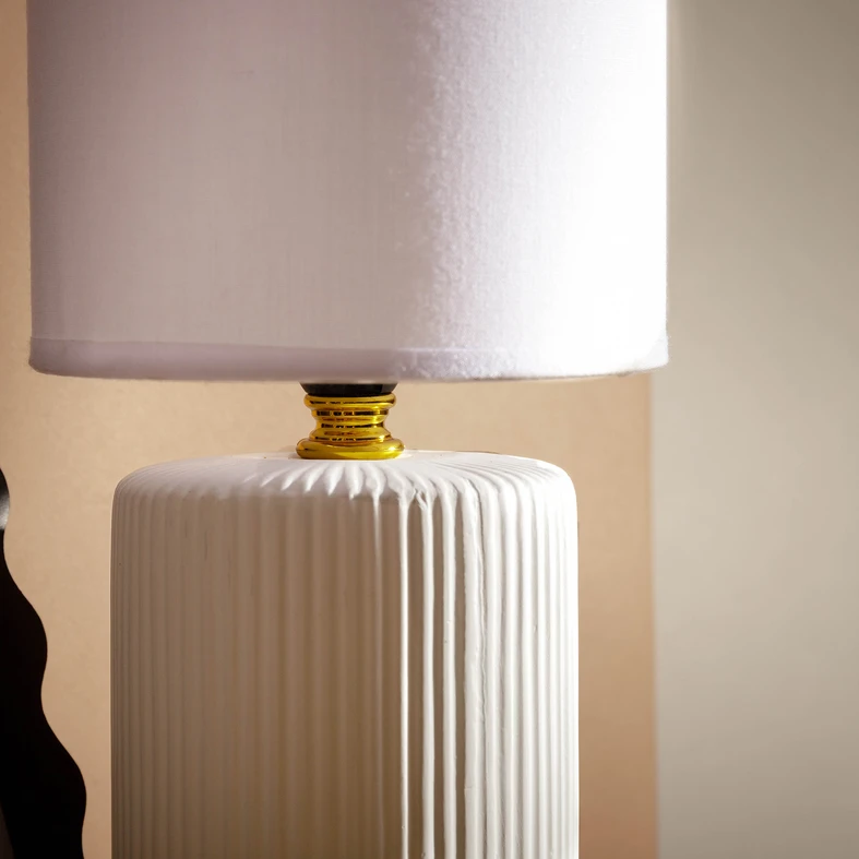 Lampa posiada oprawę dla 1 żarówki typu E14 i mocy maksymalnej 40W.