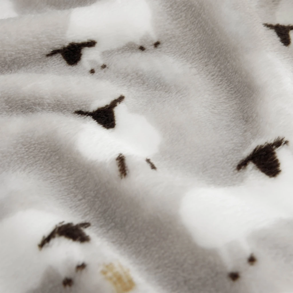 Detal, miękka, puszysta struktura szarego koca, zbliżenie na owieczki.