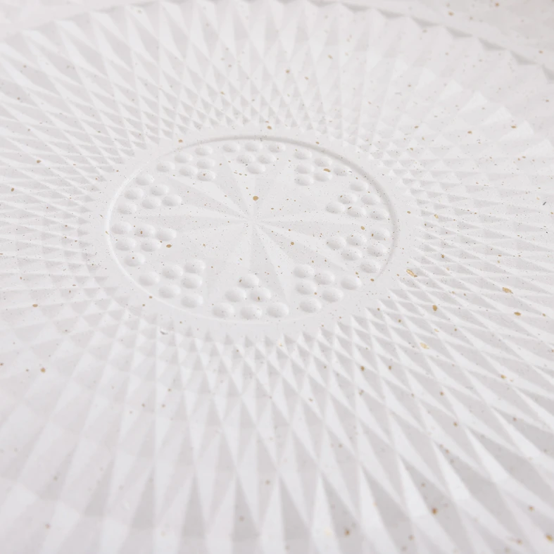 Biały talerz o dekoracyjnej powierzchni