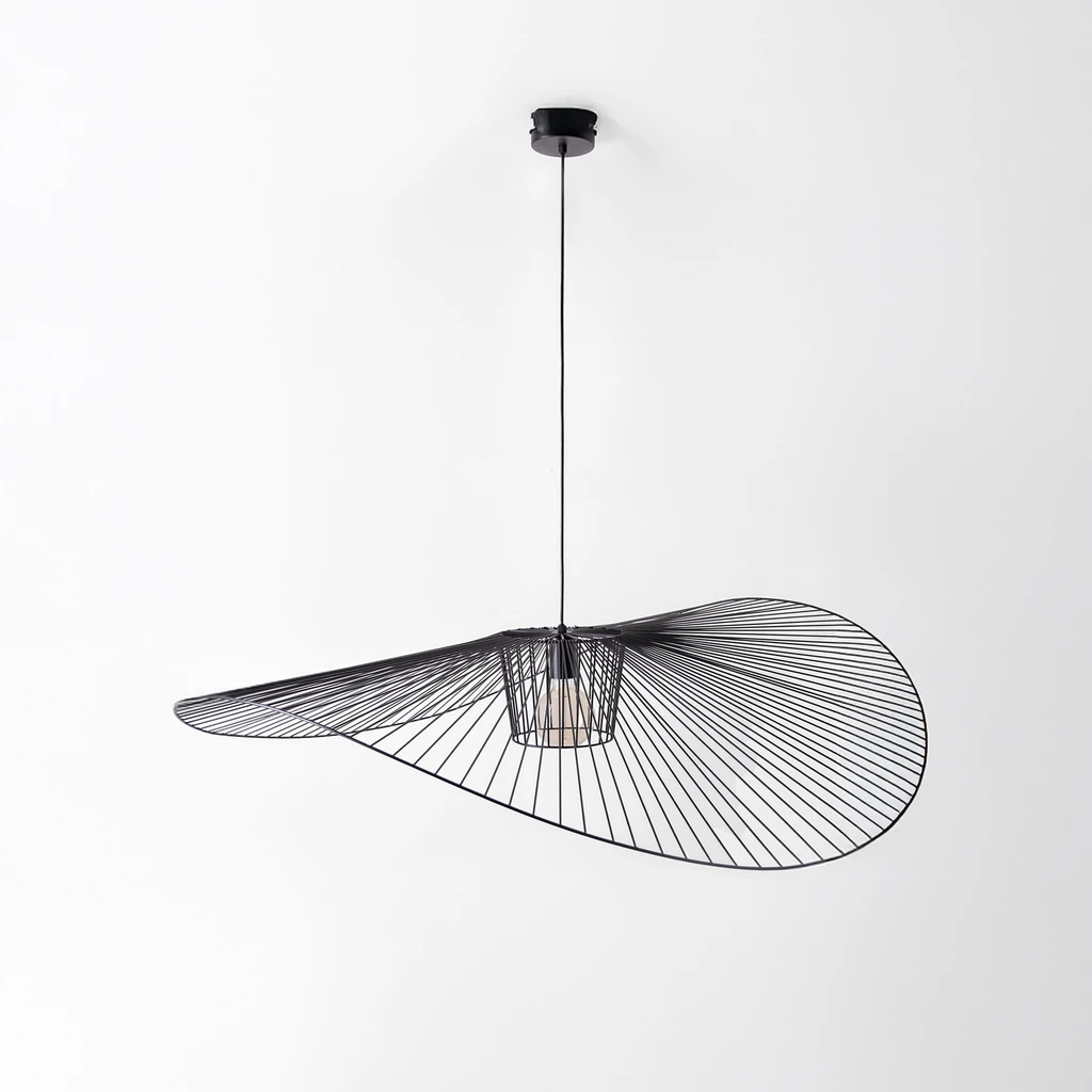 Klosz lampy przypomina sieć, która układająca się w kształt rozłożystego kapelusza.