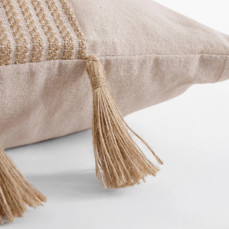 Beżowa poszewka ozdobna z chwostami po bokach