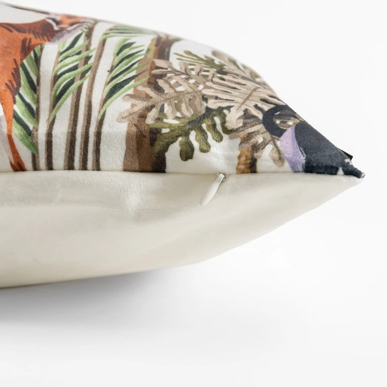 Welurowa biała poszewka z przyrodniczym wzorem