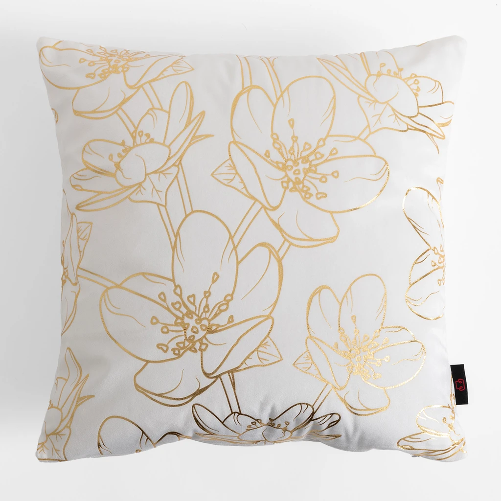 Biała poszewka welurowa z roślinnym, kwiatowym wzorem o złotym kolorze