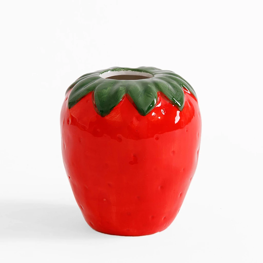 Czerwony wazon w kształcie truskawki