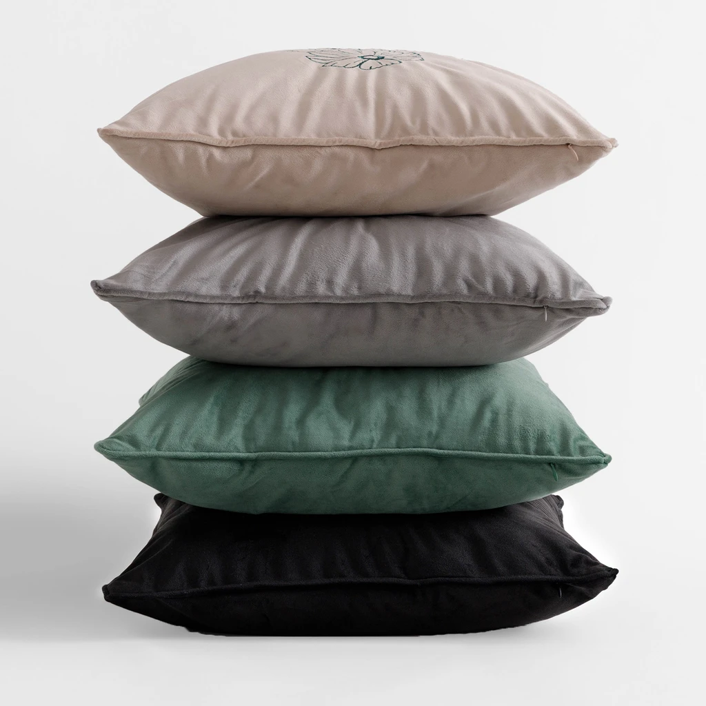 Welurowe poszewki z haftowanym wzorem w kwiaty