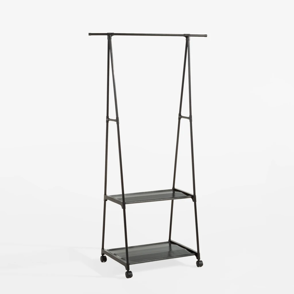 Czarny wieszak stojący widziany z ukosa. 