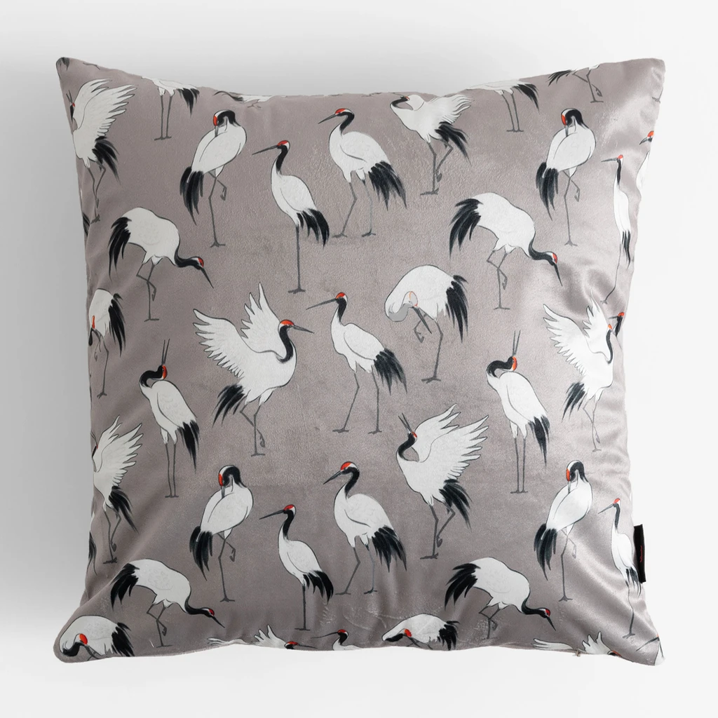 Szara, gładka poszewka z grafiką żurawi po jednej stronie