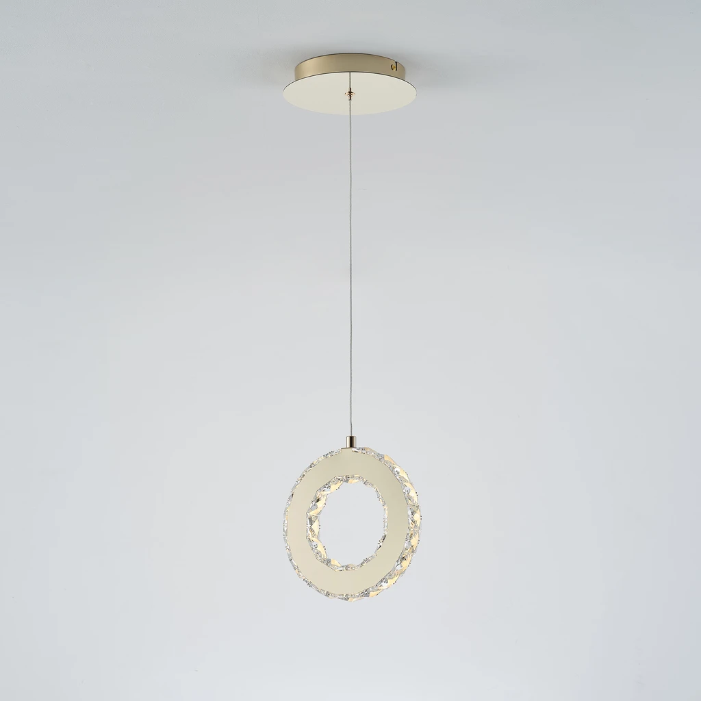 GIRONA świetnie prezentuje się się w połączeniu z aranżacjami w stylach nowoczesnym oraz glamour.