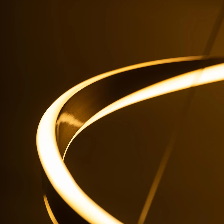 GIRONA to model lampy wiszącej o pierścieniowej budowie, która podkreśli minimalistyczny styl Twojego salonu.