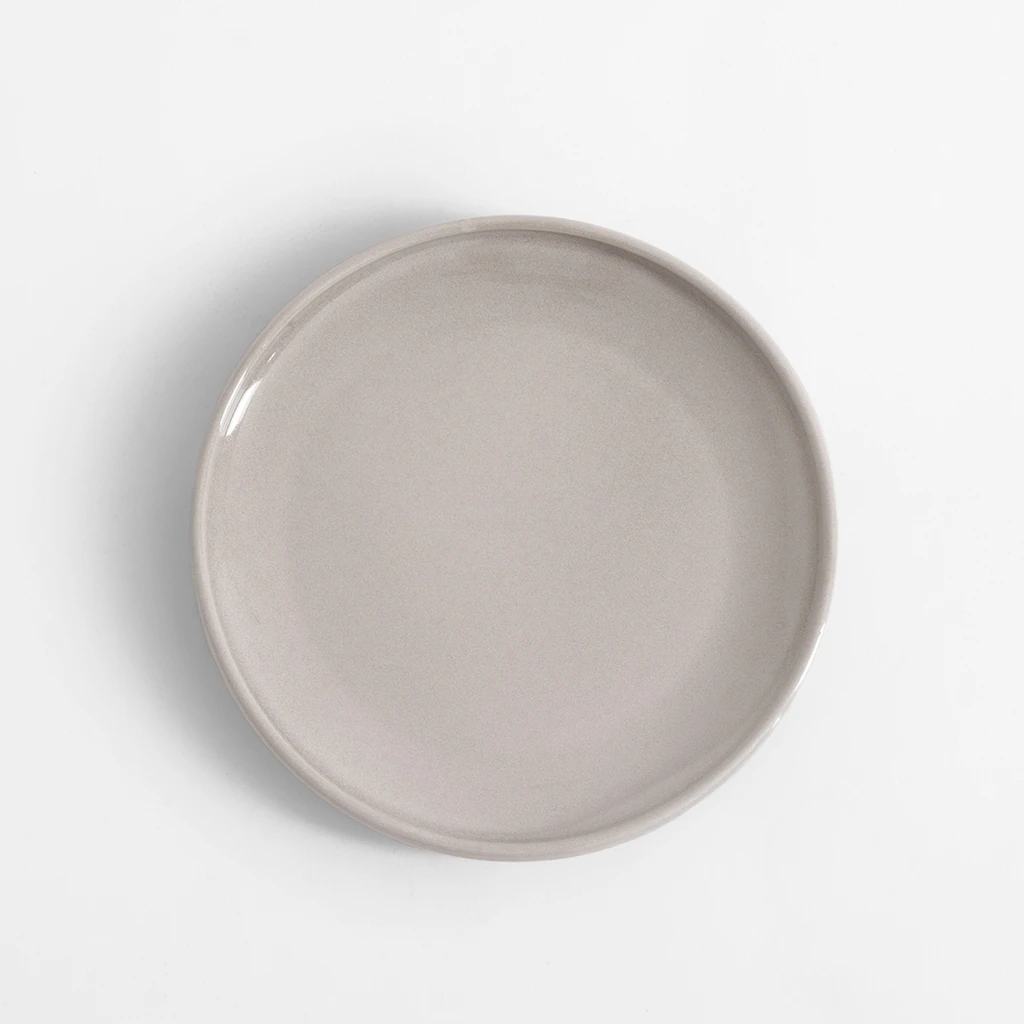 Talerz deserowy w piaskowym odcieniu.