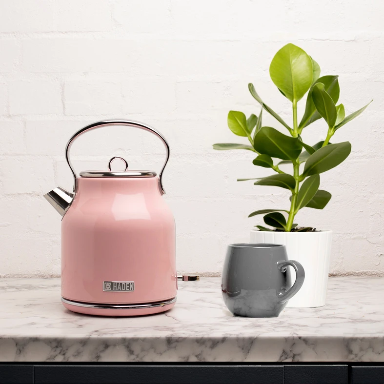 Czajnik retro HERITAGE HAD206954 posiada wszystkie funkcje nowoczesnego czajnika, stopki antypoślizgowe i ergonomiczny uchwyt.