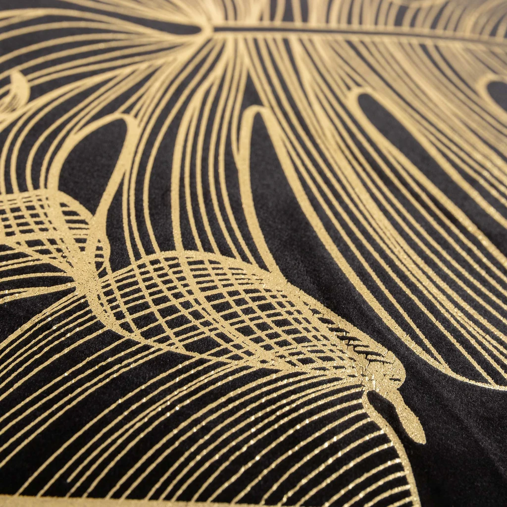 Czarna welurowa poszewka ze złotym wzorem monstery