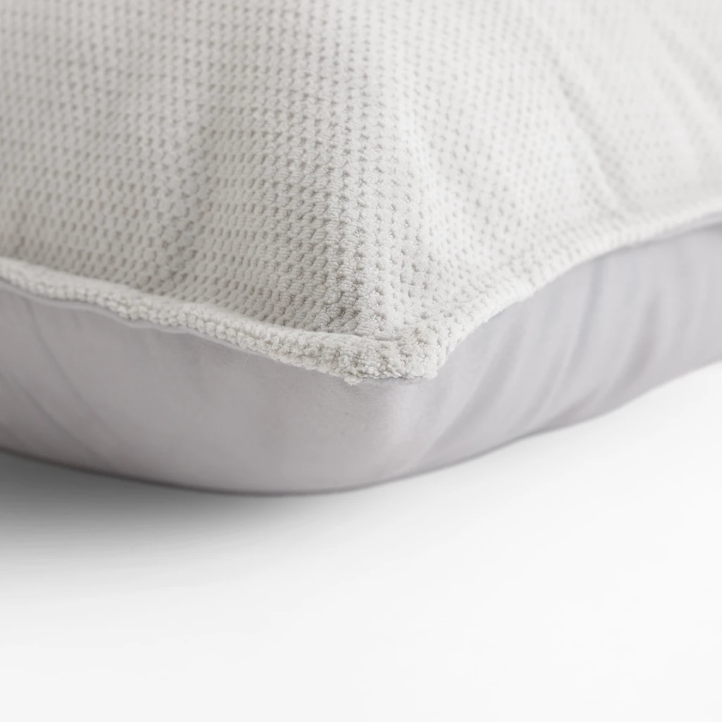 Szara poszewka ozdobna z zamkiem