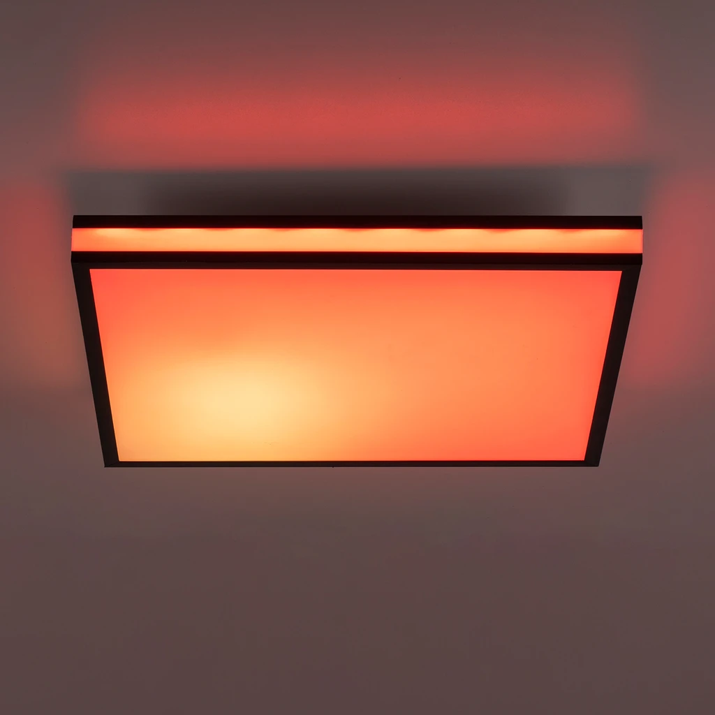 Czarne wykończenie doskonale kontrastuje ze białym i kolorowym światłem.