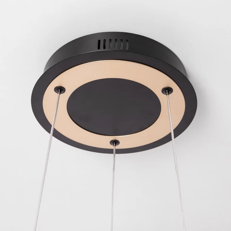 INDIGO przy 55 cm średnicy świetnie sprawdzi się w salonie lub zawieszona nad stołem w jadalni.