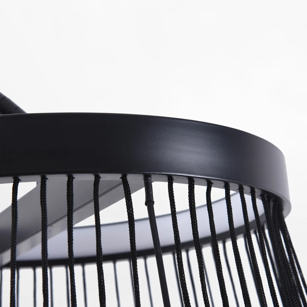 Matowe wykończenie BALU w czerni świetnie zaprezentuje się w surowym, nowoczesnym wnętrzu.