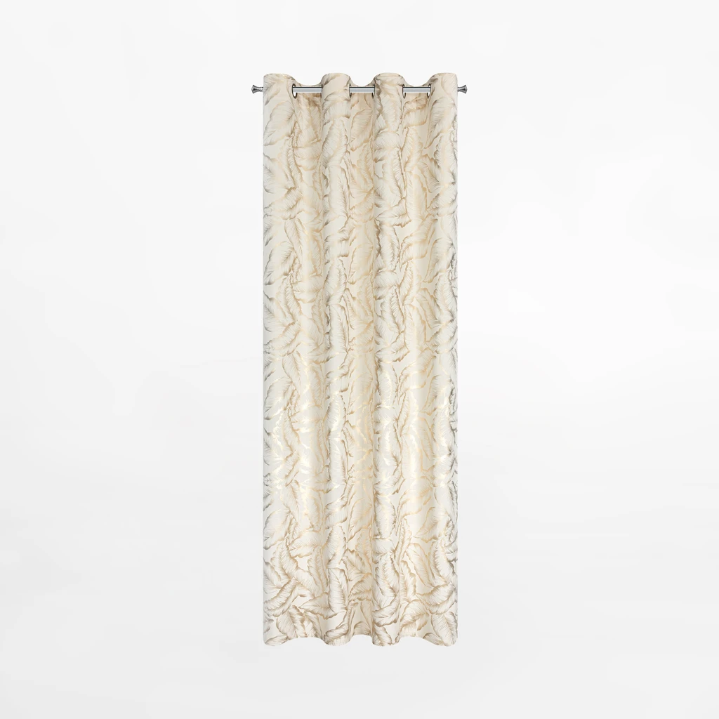 Kremowa zasłona na przelotkach, o mieniącym się złotawo nadruku w formie liści. 