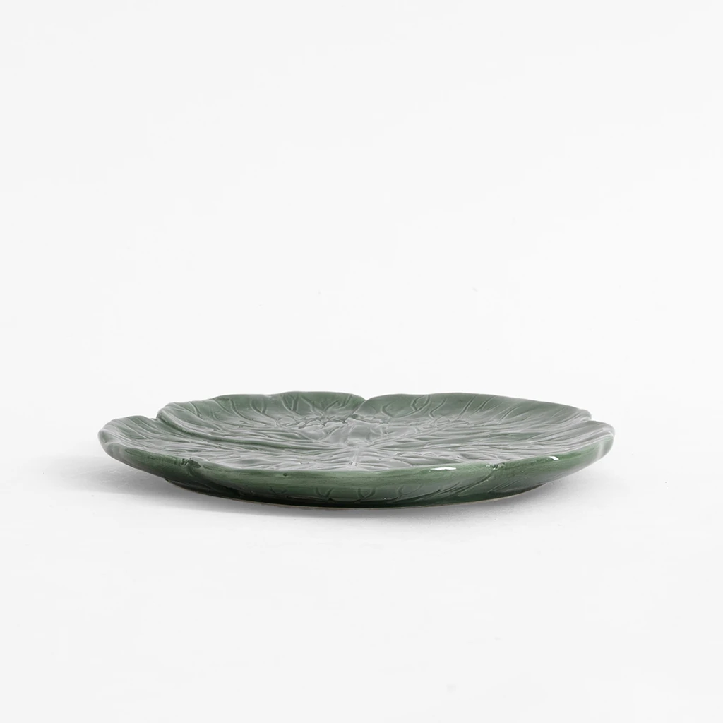 Zielony talerz o kształcie liści kapusty