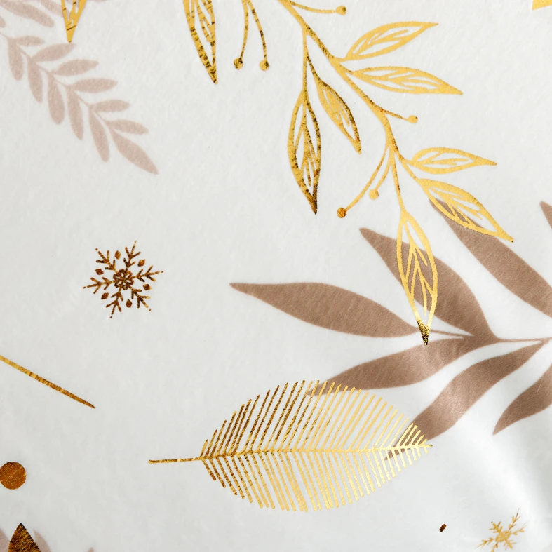 Zbliżenie na nadrukowany wzór. Widoczne brązowe i złote gałązki oraz drobne złote śnieżynki. 