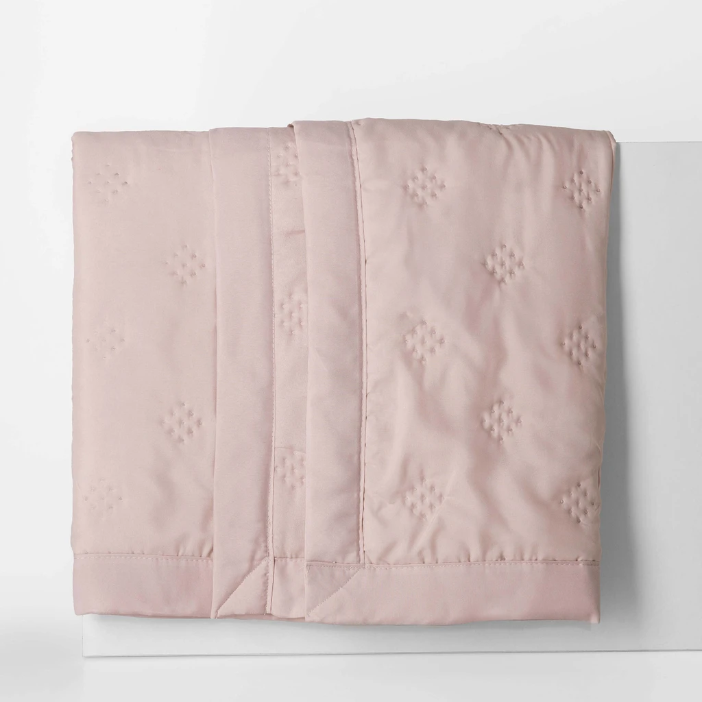 Beżowa narzuta na łóżko