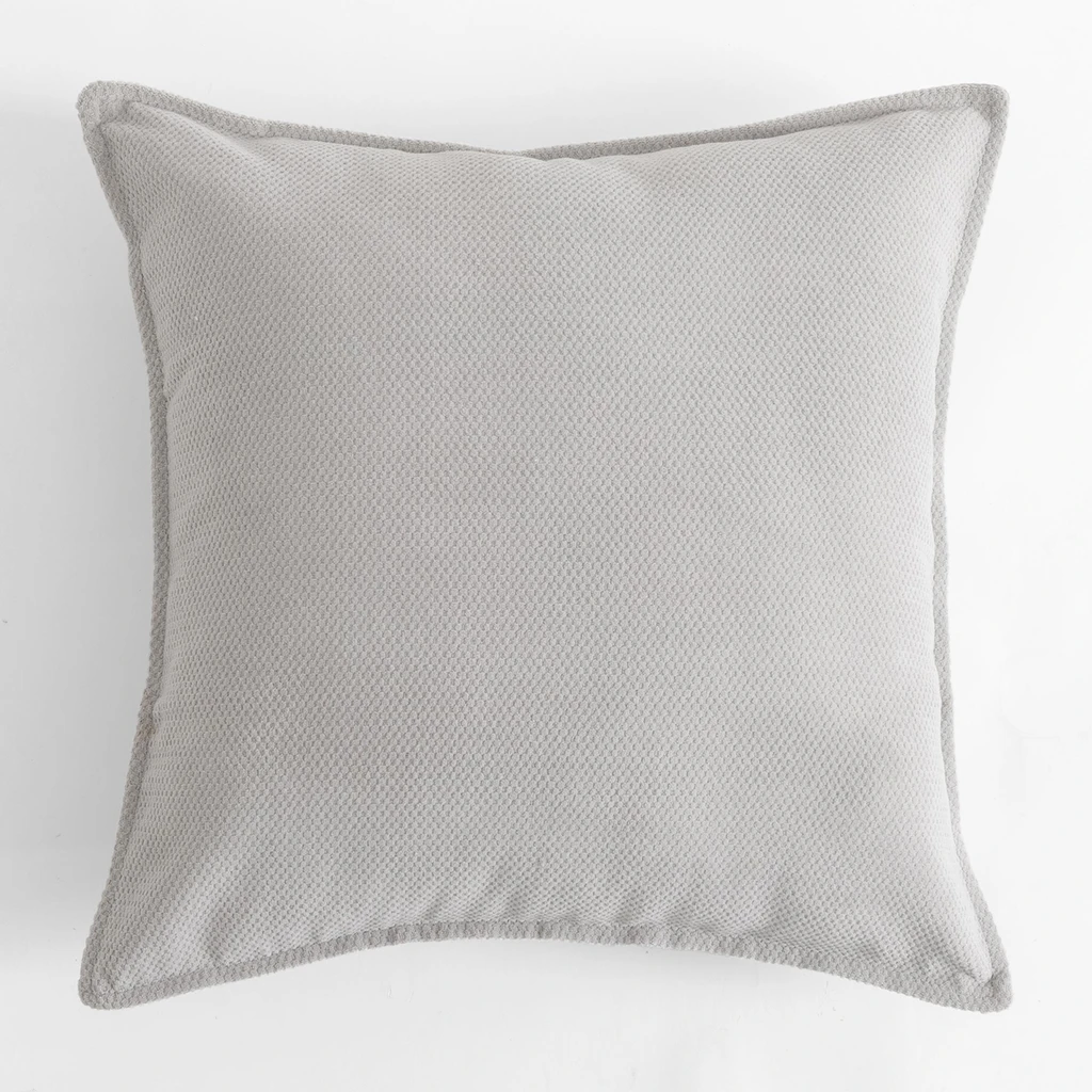 Szara poszewka ozdobna z zamkiem