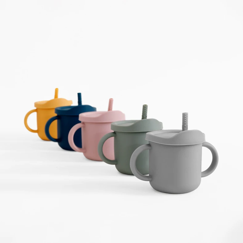 Kolorowy kubek z uchwytami