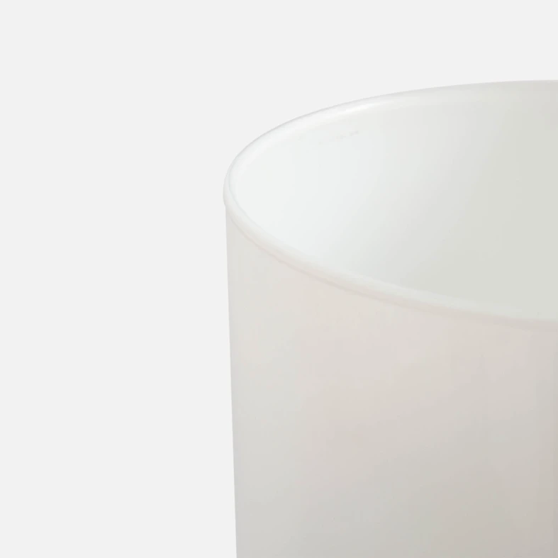 Detal, nieprzejrzysta biała ścianka wazonu. 