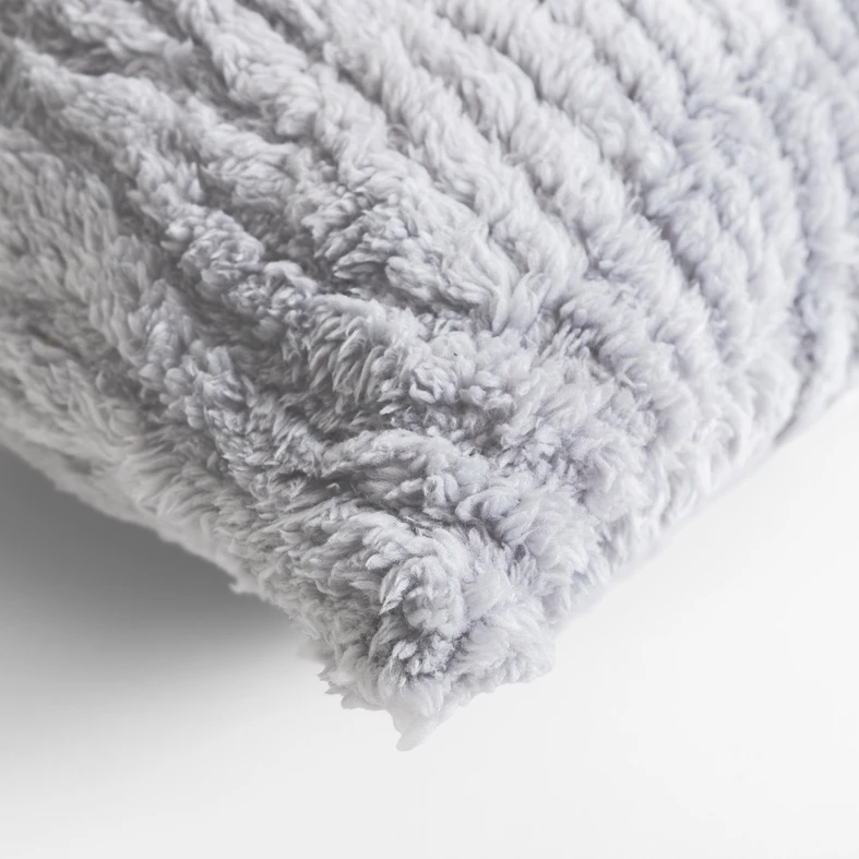 Szara poszewka o dekoracyjnej fakturze