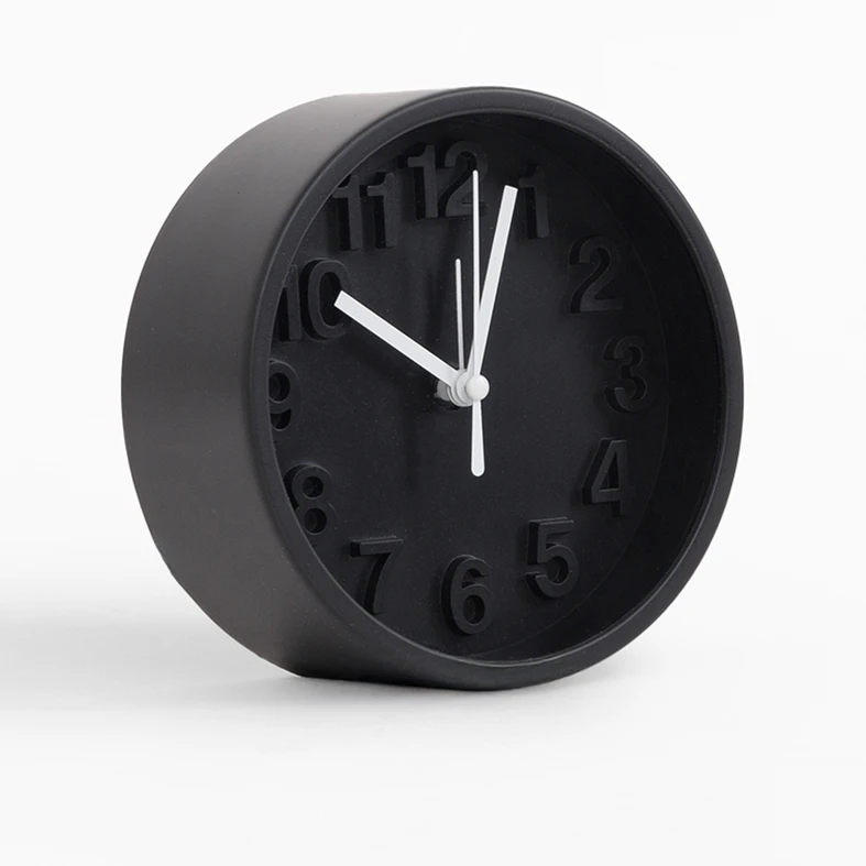 Czarny stojący budzik na baterię